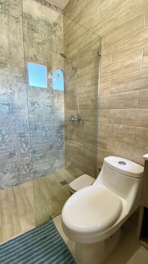 Shower, towels, soap, toilet paper - Villa Lala (Jarabacoa)