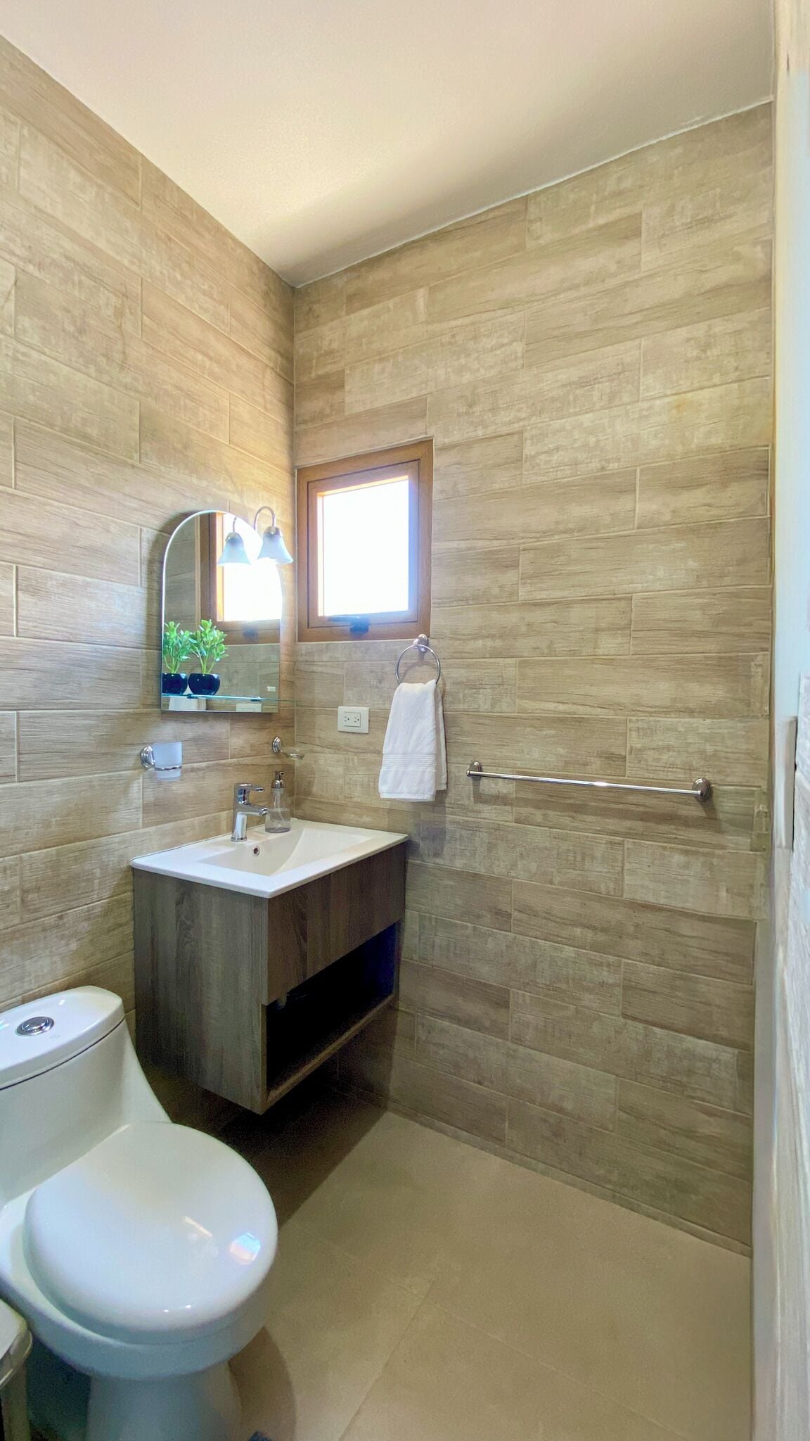 Regadera, toallas, jabón, papel de baño 