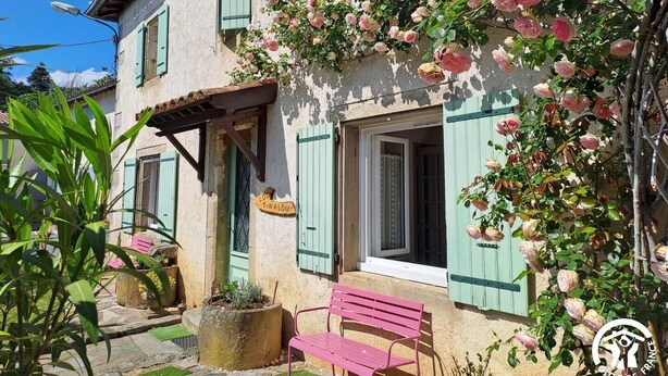 A rustic building with green shutters, a pink bench, and a rose bush. - Lou Tinalou - CASTRES (CASTRES)