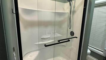 Douche, séchoir à cheveux, serviettes fournies