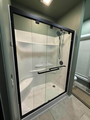 Shower, hair dryer, towels - The Robinson Roost (Robinson)