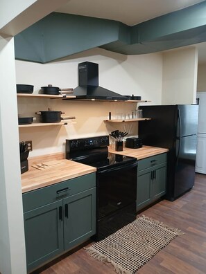 Fridge, microwave, oven, stovetop - The Robinson Roost (Robinson)