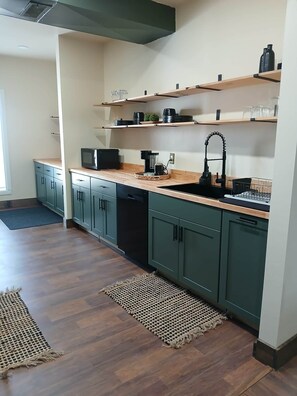Fridge, microwave, oven, stovetop - The Robinson Roost (Robinson)