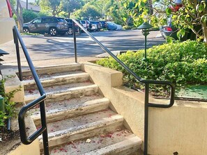 Property grounds - Large Updated 1 Bed/2 Bath near Ocean and Beach - Maui Kamaole B107 (Kihei)