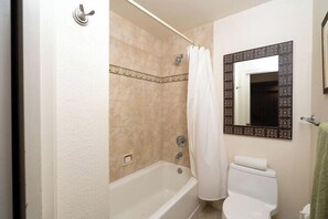 Shower, hair dryer, towels - Large Updated 1 Bed/2 Bath near Ocean and Beach - Maui Kamaole B107 (Kihei)