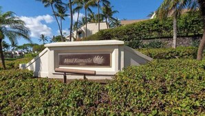 Un panneau indiquant « Maui Kamaole » et l’année 2017.