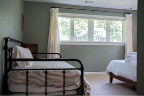 Iron/ironing board, WiFi, bed sheets - Cloudland Homestead Organic Abode in Menlo, GA - Chickens, Garden (Menlo)