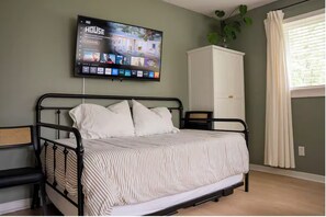 Iron/ironing board, WiFi, bed sheets - Cloudland Homestead Organic Abode in Menlo, GA - Chickens, Garden (Menlo)