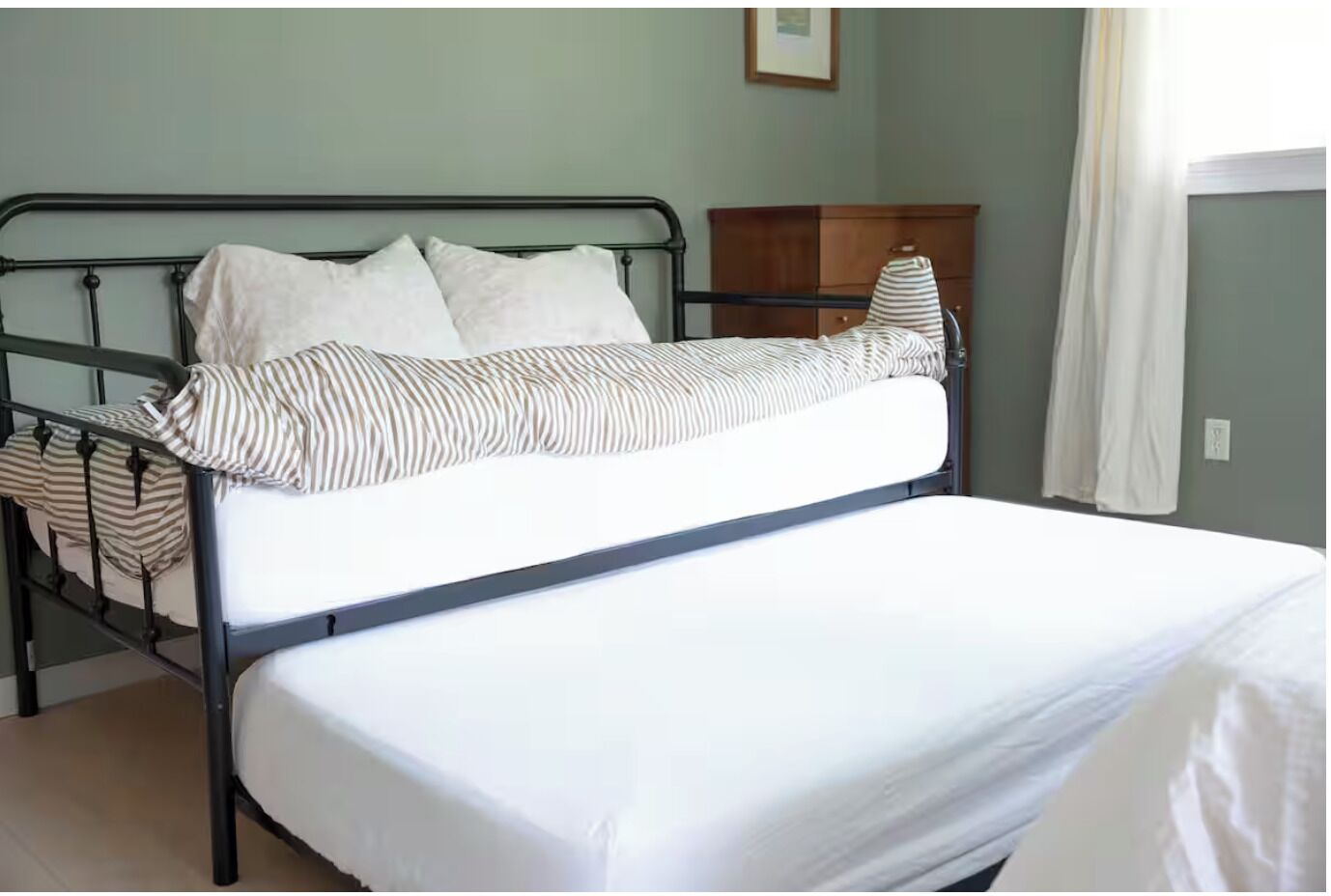 Iron/ironing board, WiFi, bed sheets