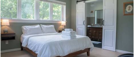 Iron/ironing board, WiFi, bed sheets