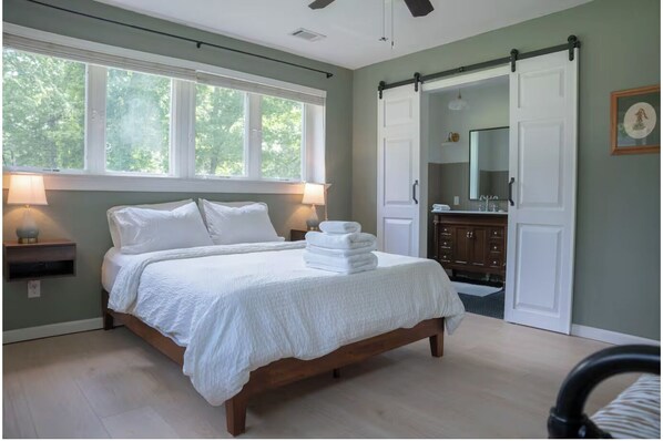 Silitysrauta/-lauta, Wi-Fi, vuodevaatteet