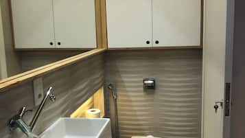 Douche, sèche-cheveux, serviettes fournies, savon