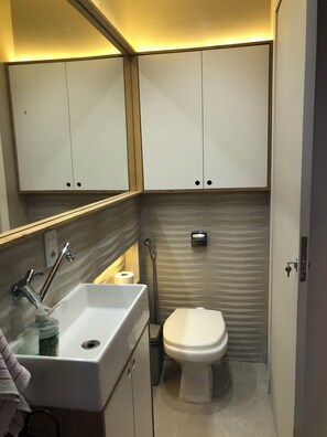 Douche, sèche-cheveux, serviettes fournies, savon