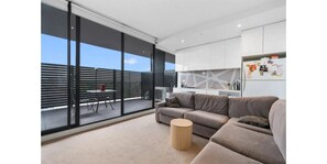 Living area - apartment house room near cbd melbourne and everything rent buy sell (Essendon North)