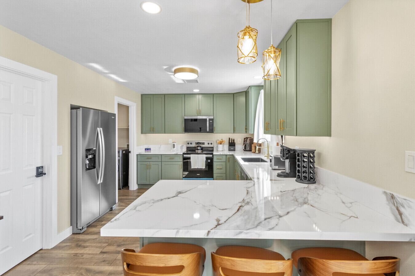 Kjøleskap, mikrobølgeovn, kokeplater og oppvaskmaskin