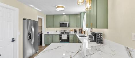 Refrigerador, microondas, placa de cocina, lavavajillas