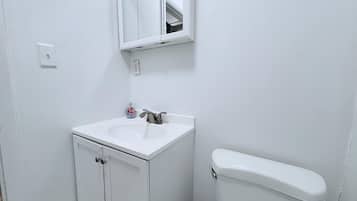 Een douche, een haardroger, handdoeken, zeep