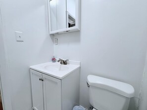 Suihku, hiustenkuivaaja, pyyhkeet, saippua