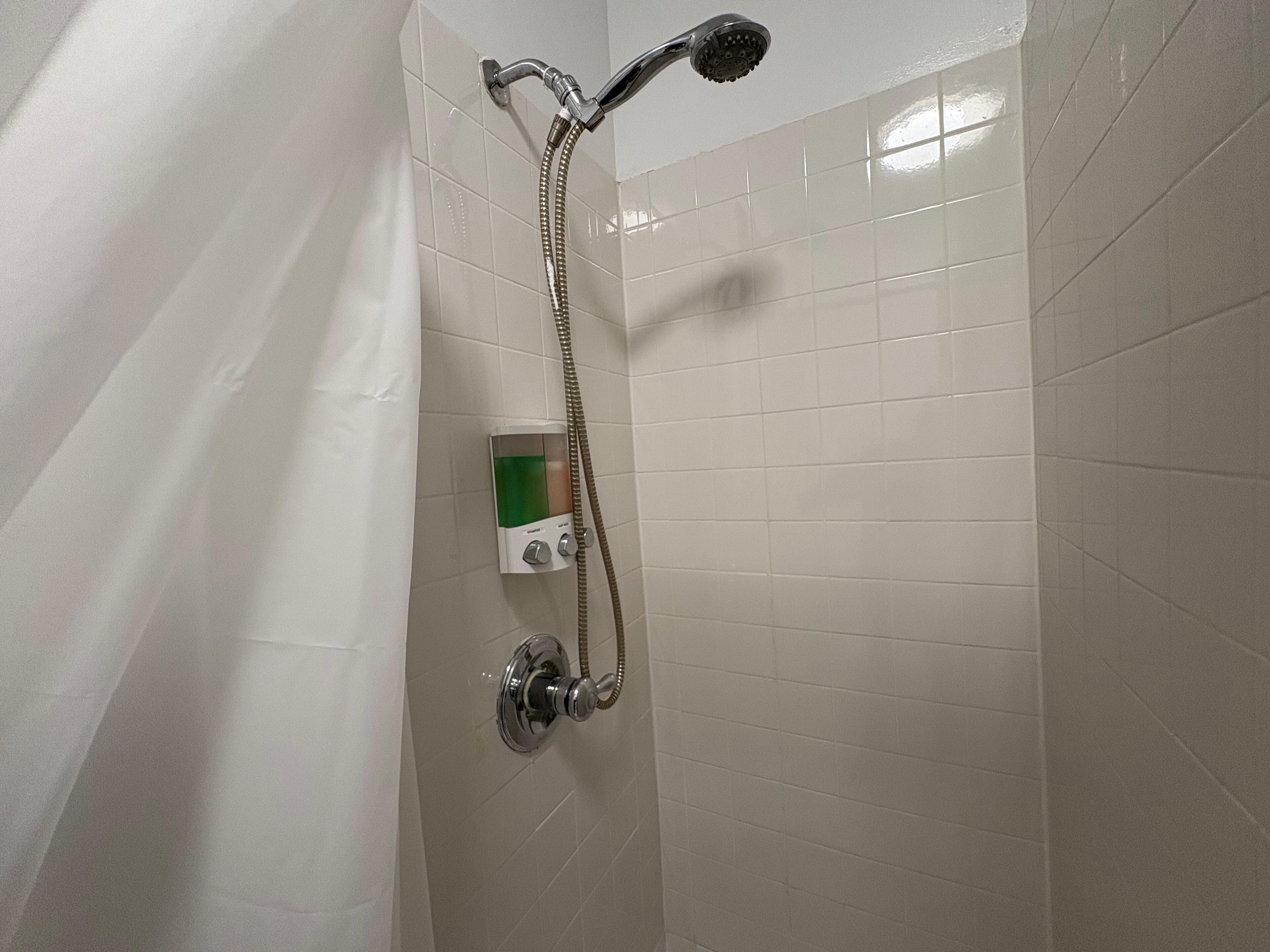 Dusj, hårføner, håndklær og såpe