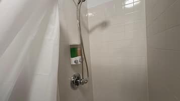 Een douche, een haardroger, handdoeken, zeep