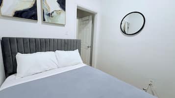 Tabla de planchar con plancha, wifi y ropa de cama