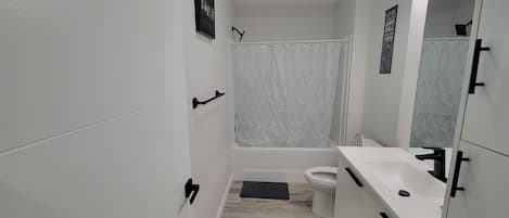 Haartrockner, Handtücher, Toilettenpapier