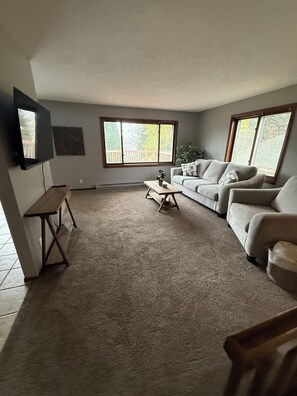 TV connectée, baby-foot, médiathèque, vidéothèque