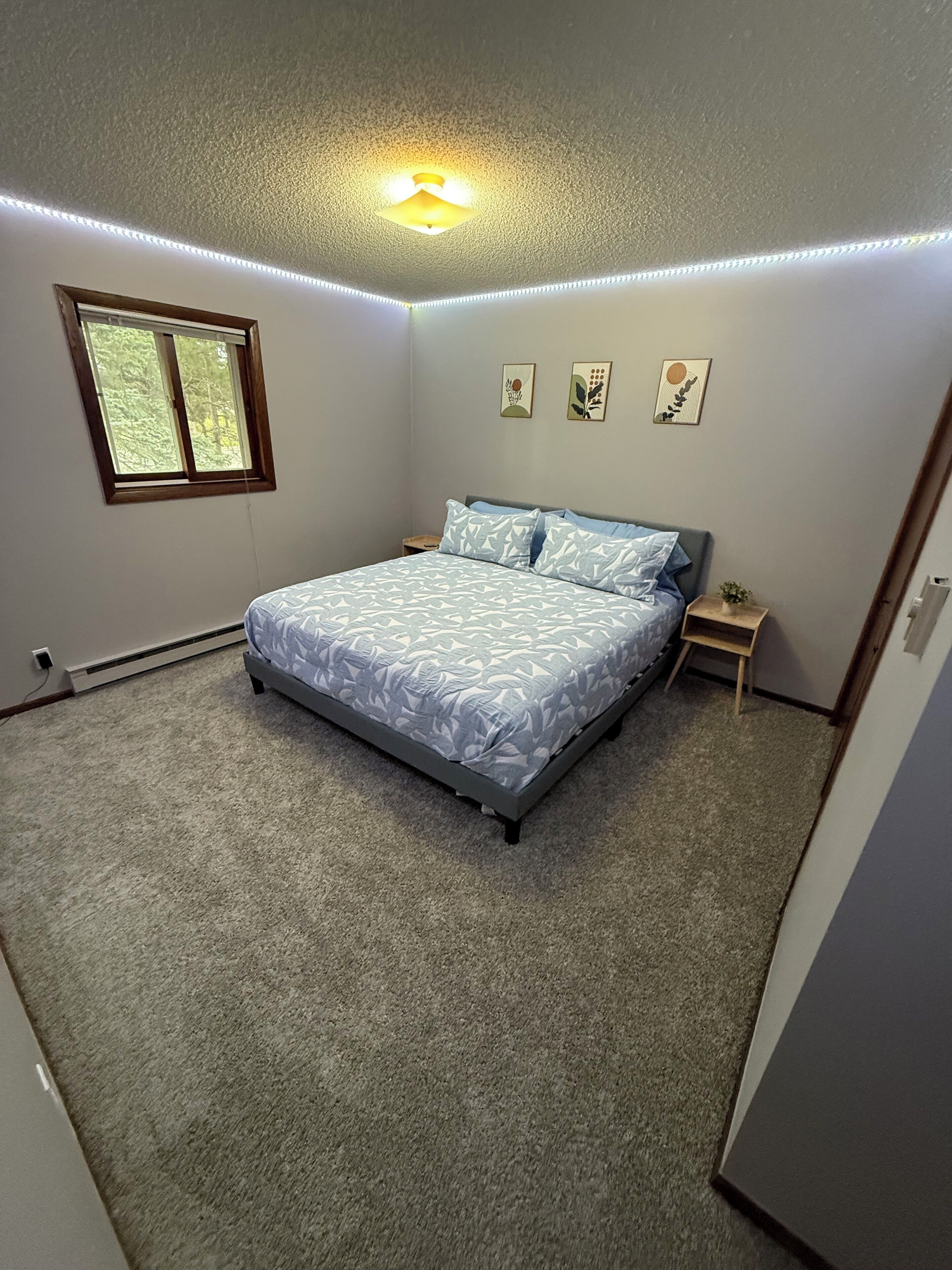 3 室のベッドルーム、WiFi (無料)、ベッドシーツ