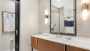 Shower, hair dryer - Presidential 1BR Suite Downtown Atlanta Sleeps 4 Near State Farm Arena (Atlanta)