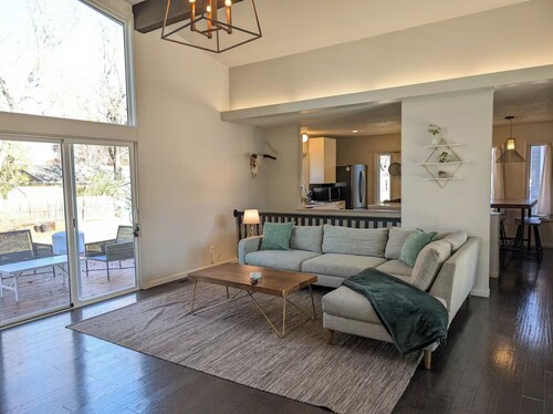 Charming 3-bedroom house CLOSE TO STADIUM - Manhattan