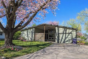 Exterior - Charming 3-bedroom house CLOSE TO STADIUM - Manhattan (Manhattan)