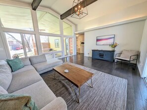 Living area - Charming 3-bedroom house CLOSE TO STADIUM - Manhattan (Manhattan)