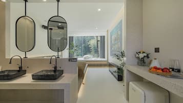 Kamar Double Elite, patio, pemandangan bukit | Kamar mandi | Perlengkapan mandi gratis, pengering rambut, dan jubah mandi anak-anak