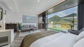 Kamar Double Mewah, patio, pemandangan bukit | Selimut bulu angsa, tirai kedap cahaya, dan kedap suara