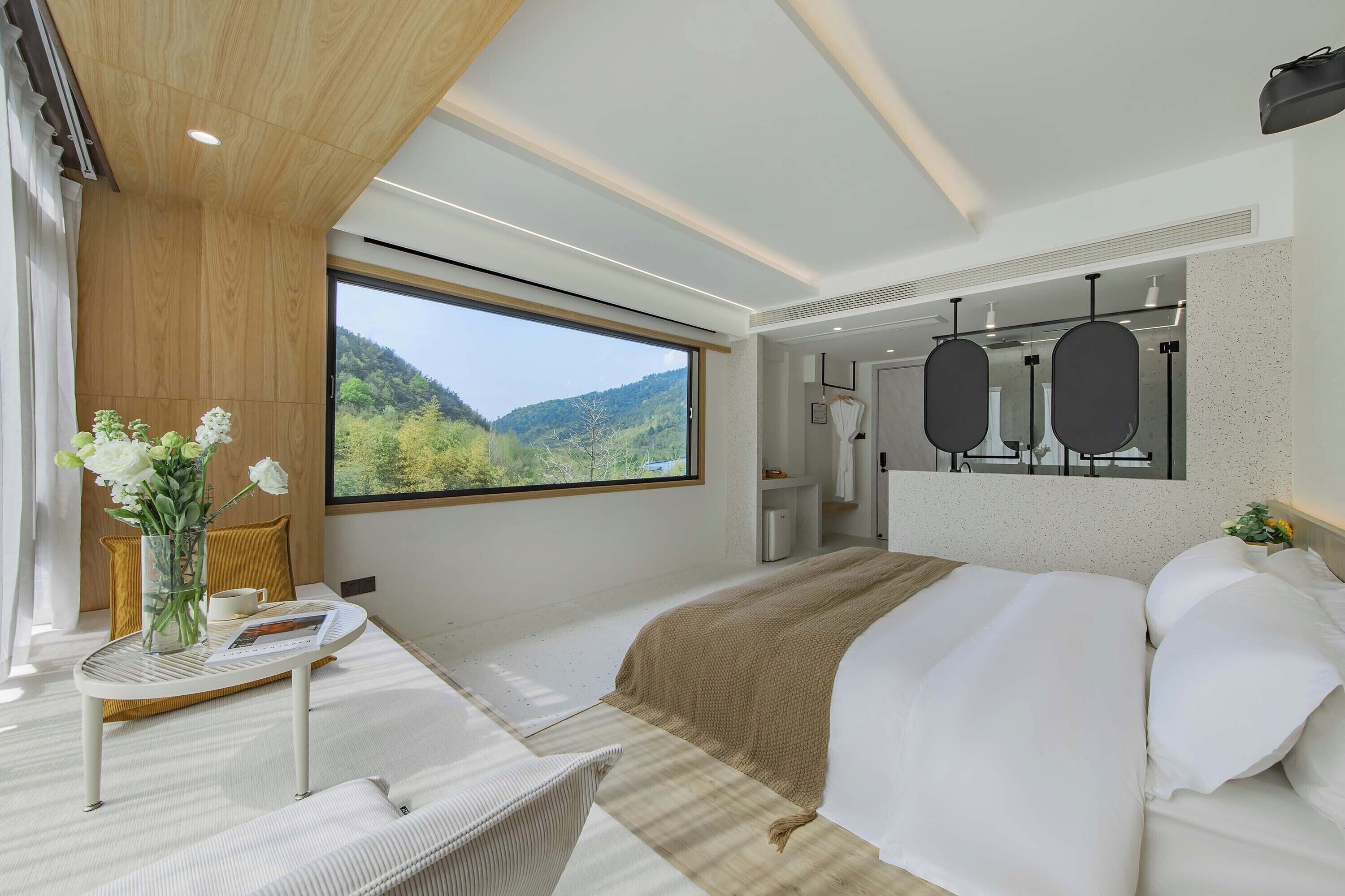 Habitación doble superior, patio, vistas a la colina | Edredones de plumas, cortinas opacas, sistema de insonorización