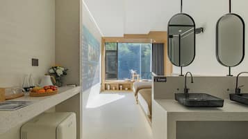 Elite-Zweibettzimmer, Terrasse, Hügelblick | Badezimmer