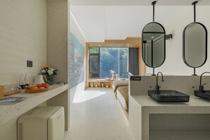 エリート ツインルーム パティオ ヒルビュー | バスルーム | バスアメニティ (無料)、ヘアドライヤー、子供用バスローブ、スリッパ