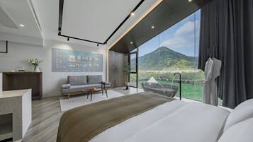 Kamar Double Senior, patio, pemandangan bukit | Selimut bulu angsa, tirai kedap cahaya, dan kedap suara