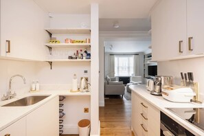 House - Pavilion Road 3-bed Residence With AC (London)
