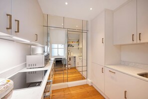 House | 2 bedrooms - Pavilion Road 3-bed Residence With AC (London)