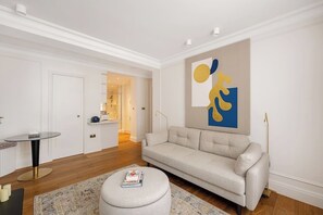 House - Pavilion Road 3-bed Residence With AC (London)
