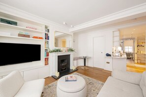 House - Pavilion Road 3-bed Residence With AC (London)
