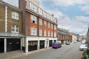 House - Pavilion Road 3-bed Residence With AC (London)