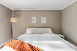 2 bedrooms, iron/ironing board, WiFi, bed sheets - Pet-Friendly, King Bed, Fenced Backyard - Perfect for Families or Work Groups (Columbia)