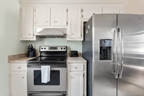 Fridge, microwave, oven, stovetop - Pet-Friendly, King Bed, Fenced Backyard - Perfect for Families or Work Groups (Columbia)