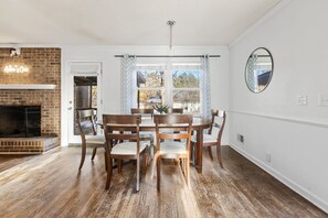 Dining - Pet-Friendly, King Bed, Fenced Backyard - Perfect for Families or Work Groups (Columbia)