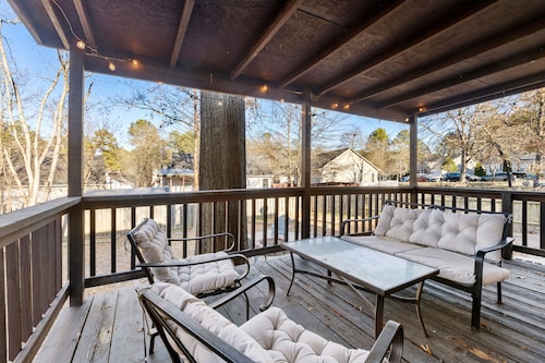 Pet-Friendly, King Bed, Fenced Backyard - Perfect for Families or Work Groups