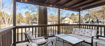 Pet-Friendly, King Bed, Fenced Backyard - Perfect for Families or Work Groups