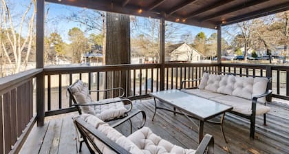 Pet-Friendly, King Bed, Fenced Backyard - Perfect for Families or Work Groups