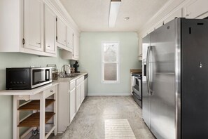 Fridge, microwave, oven, stovetop - Pet-Friendly, King Bed, Fenced Backyard - Perfect for Families or Work Groups (Columbia)